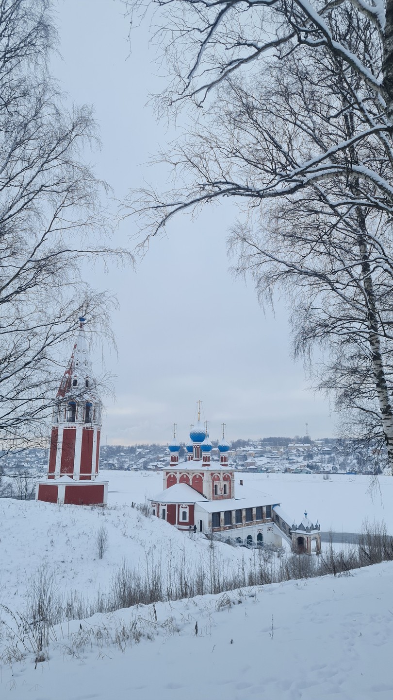 Удивительная русская красавица Марина! Влюблена в свой город, умеет увлекательно преподносить информацию, гостеприимная хозяйка- угостила нас