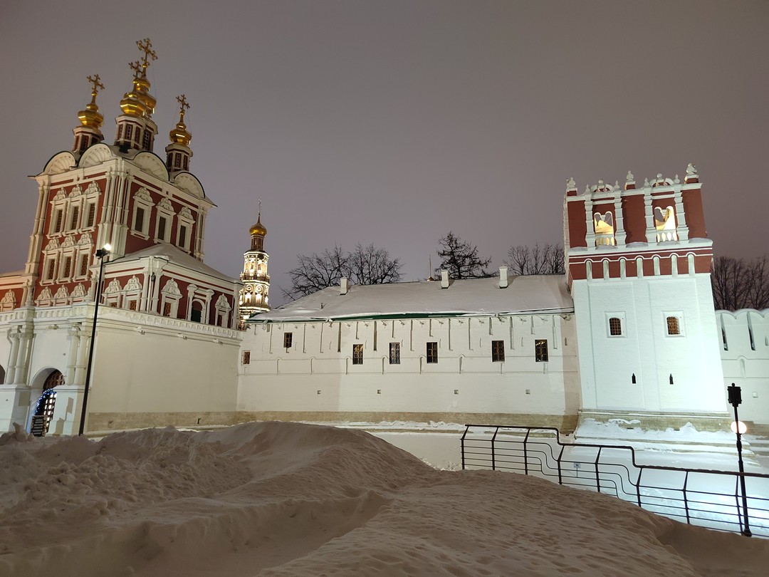 Экскурсия проходит на одном дыхании. Начало вовремя, рассказ хорошо структурирован и соответствует маршруту. Узнала много новых