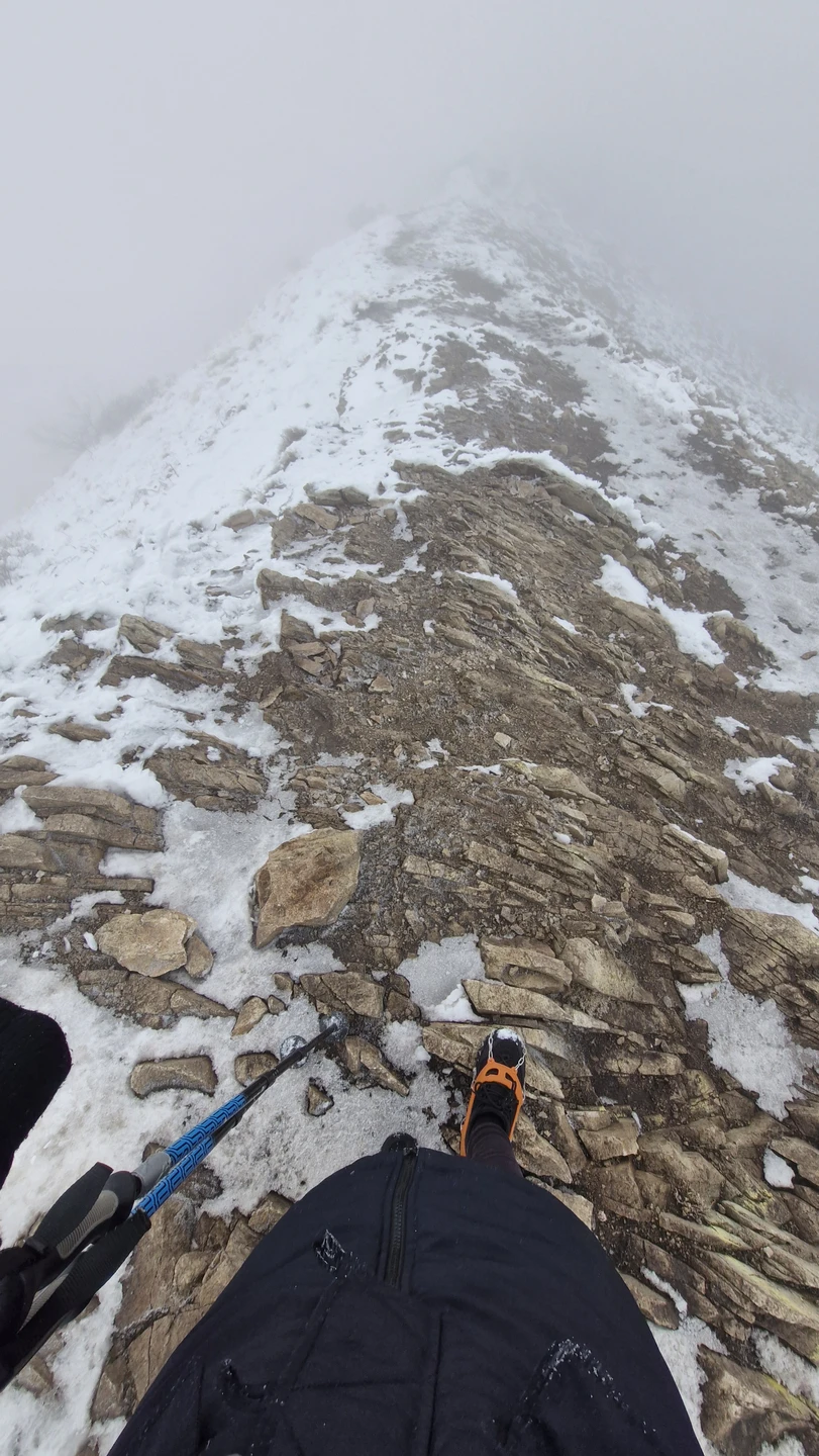 Я была ограничена в выборе дней для восхождения и потому погодные условия выдались суровыми