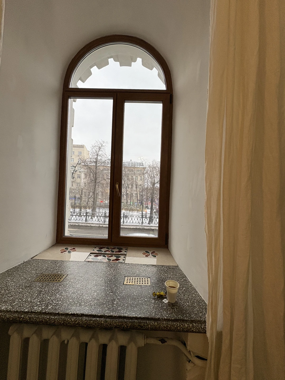 Экскурсией разочарована. Объективно: программа экскурсии не выполнена: рассказа о колоколе не было; замурованная коробочка не упомянута;