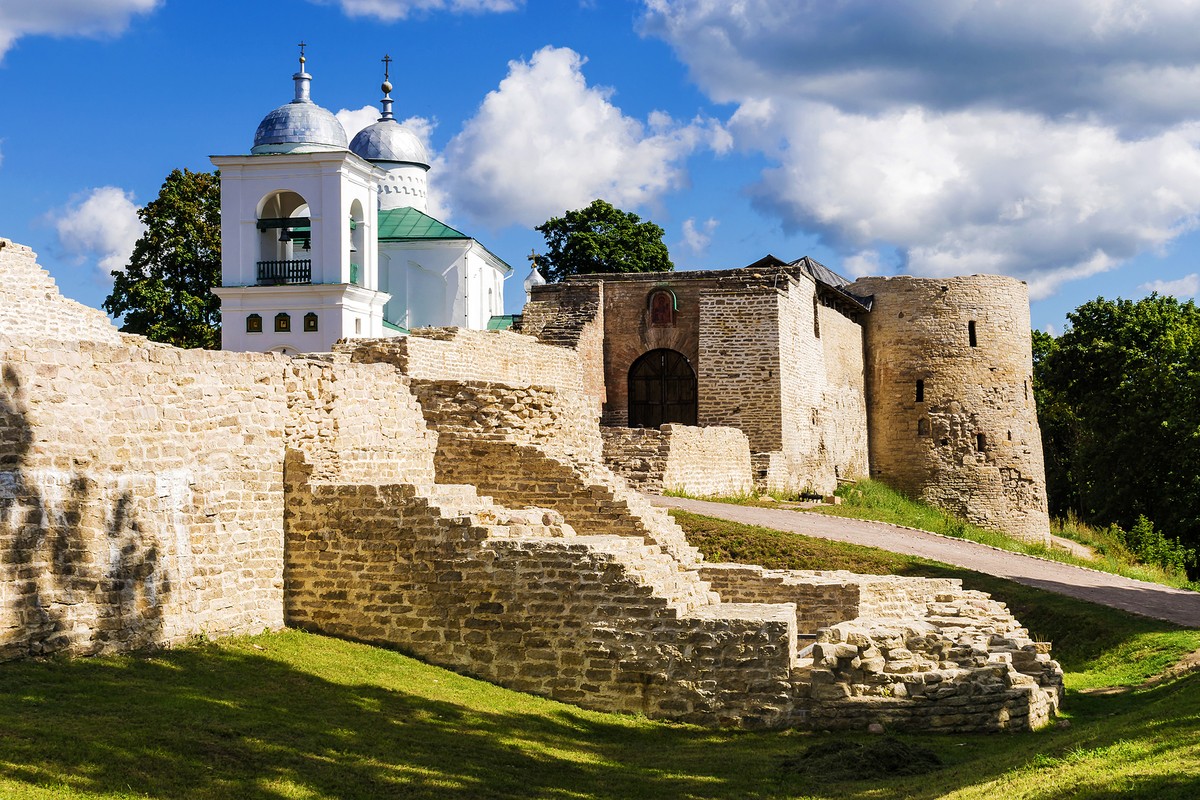 Автобусная экскурсия из Пскова в Изборск и Печоры