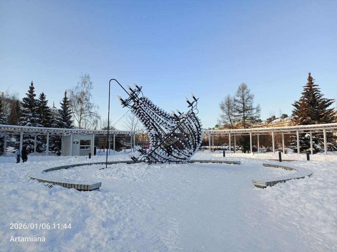 Встретились мы с нашим экскурсоводом Светланой на площади Сковородка напротив главного здания Университета. Оказалось, что Казанский