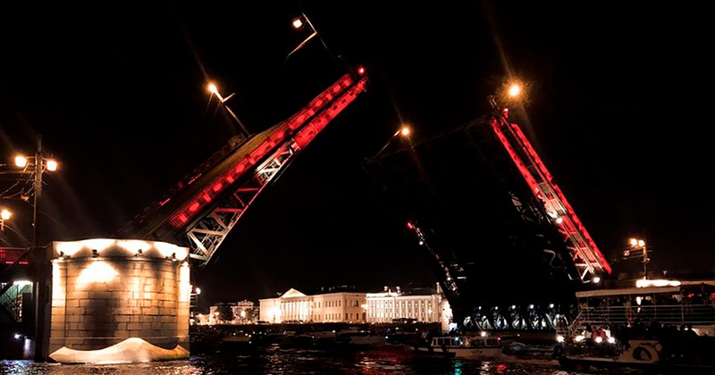Ночная прогулка на теплоходе - от Невского проспекта