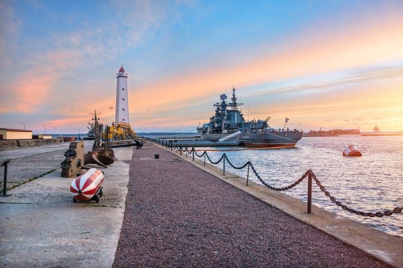 Петергоф и Кронштадт за один день