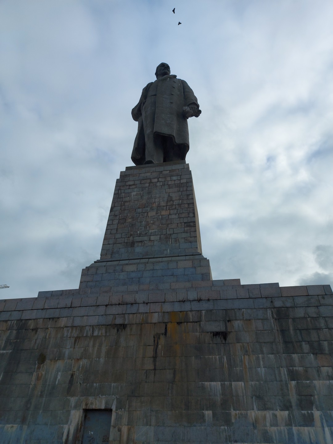 Рекомендуем! очень насыщенная экскурсия,переплетение эпох и событий:тут и мессионеры из Моравии Екатерининских времен,и неприступная высота боев