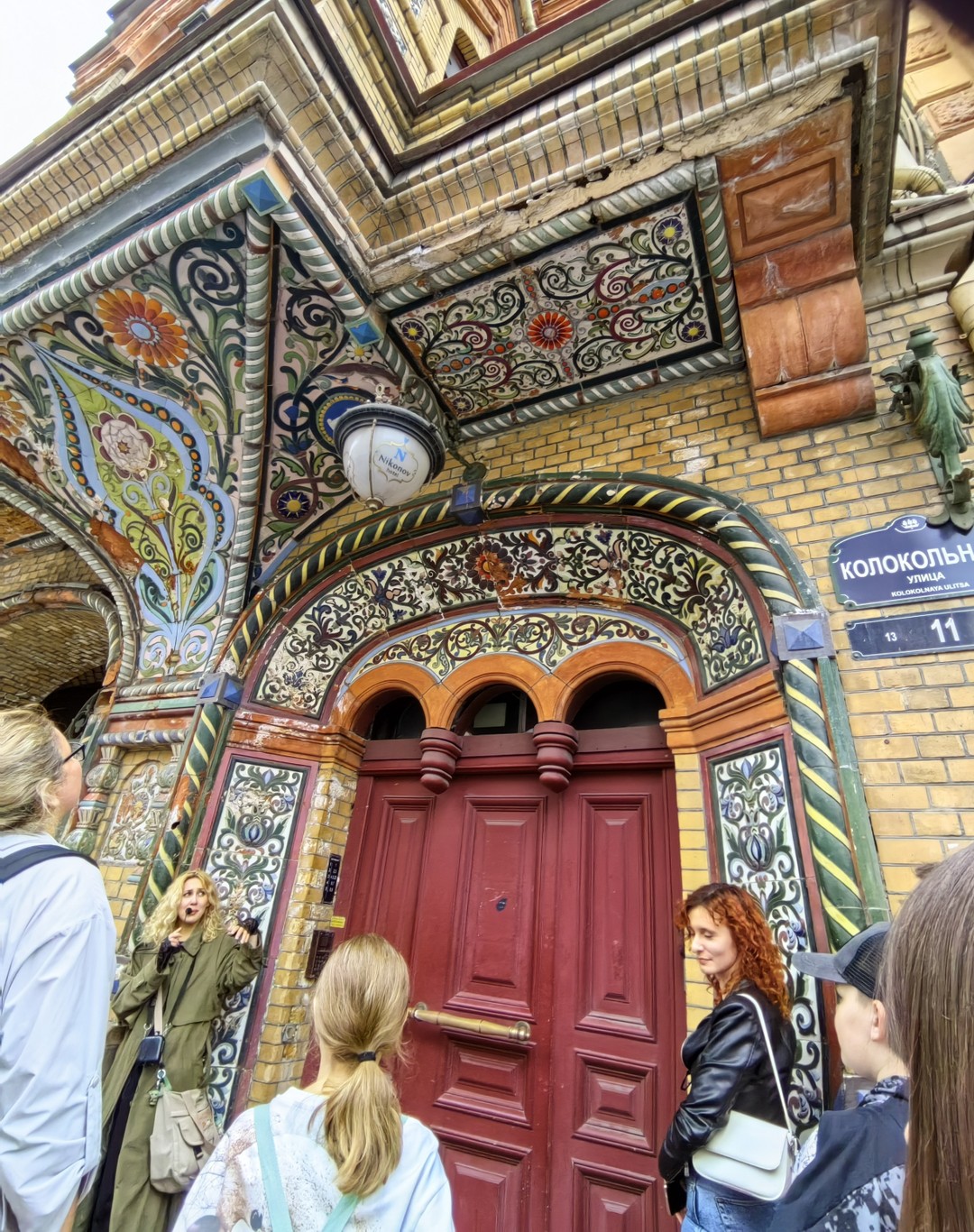 Все в целом понравилось, экскурсия очень познавательная,виды парадных впечатляют. Снизила оценку за дорогу до крыши, далеко