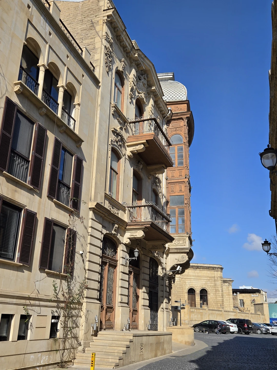 Огромное спасибо за экскурсию! Вел маршрут Рамиль, кореной Бакинец и человек влюблённый в свой город. Было очень интересно и познавательно