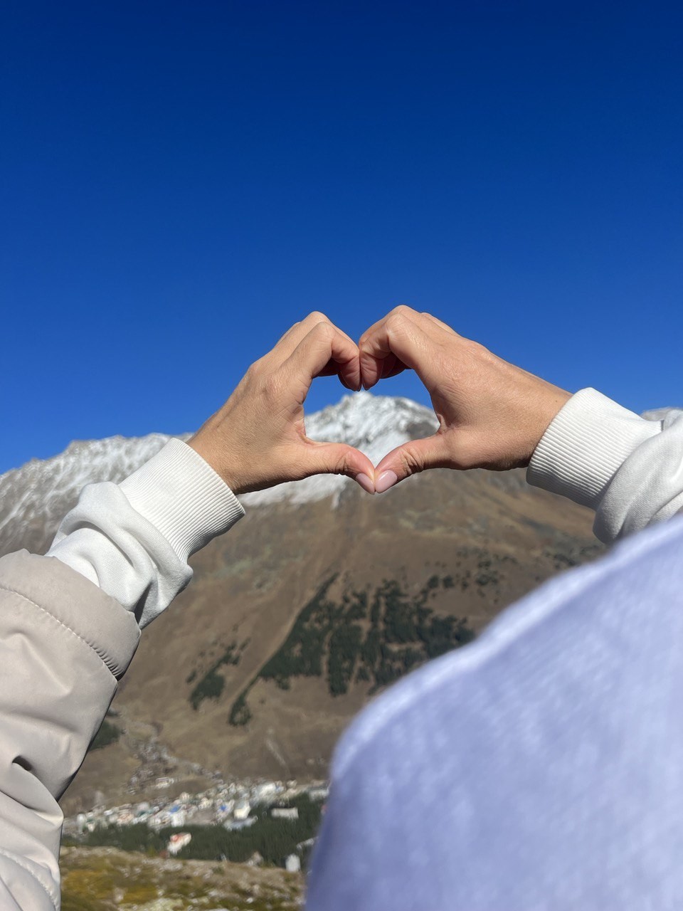 Прошла неделя после поездки на Эльбрус, а эмоции до сих пор не отпустили. Перебирала фото для