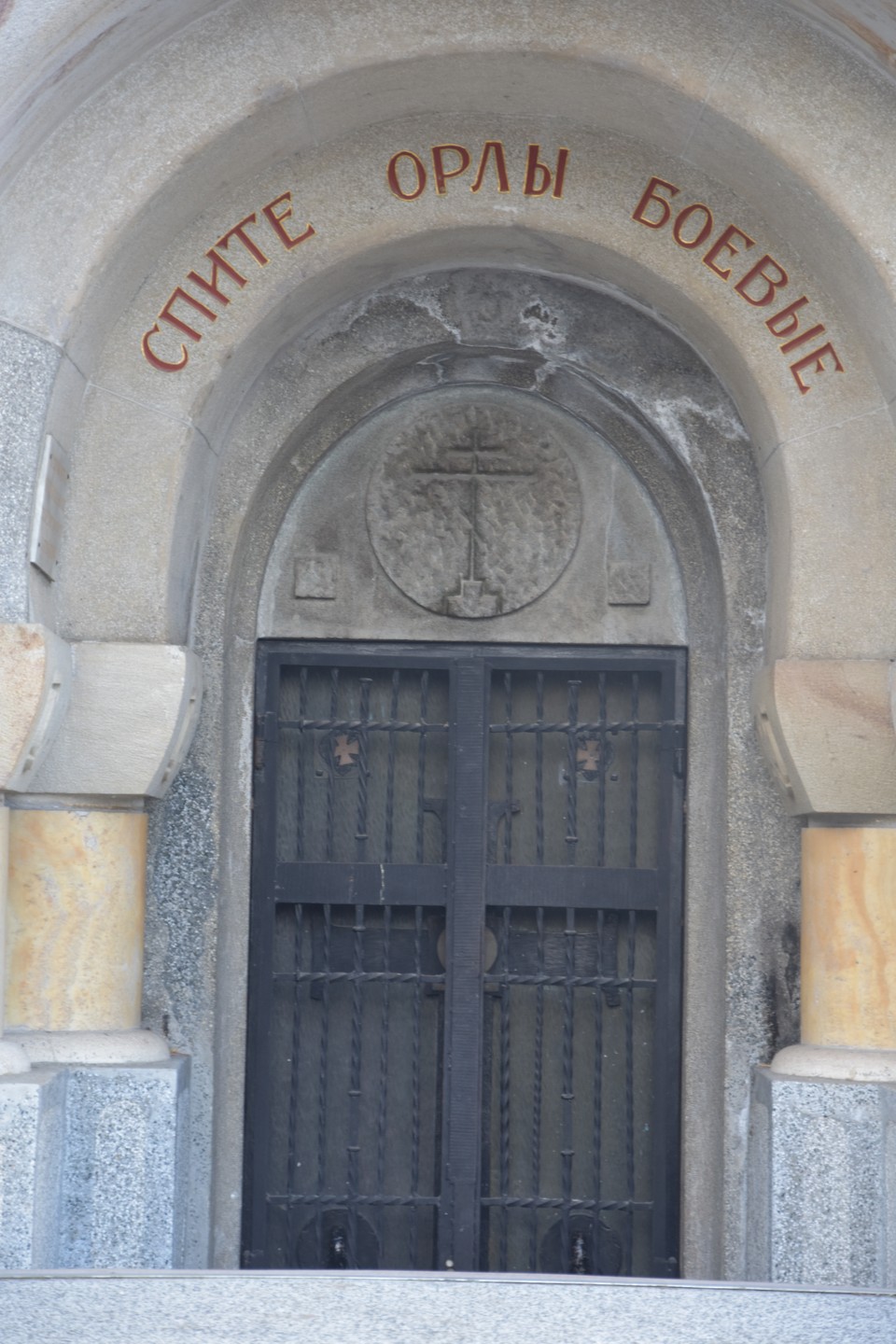 Это была интереснейшая историческая экскурсия. Она включает не только историю белой эмиграции, а в целом рассказывает