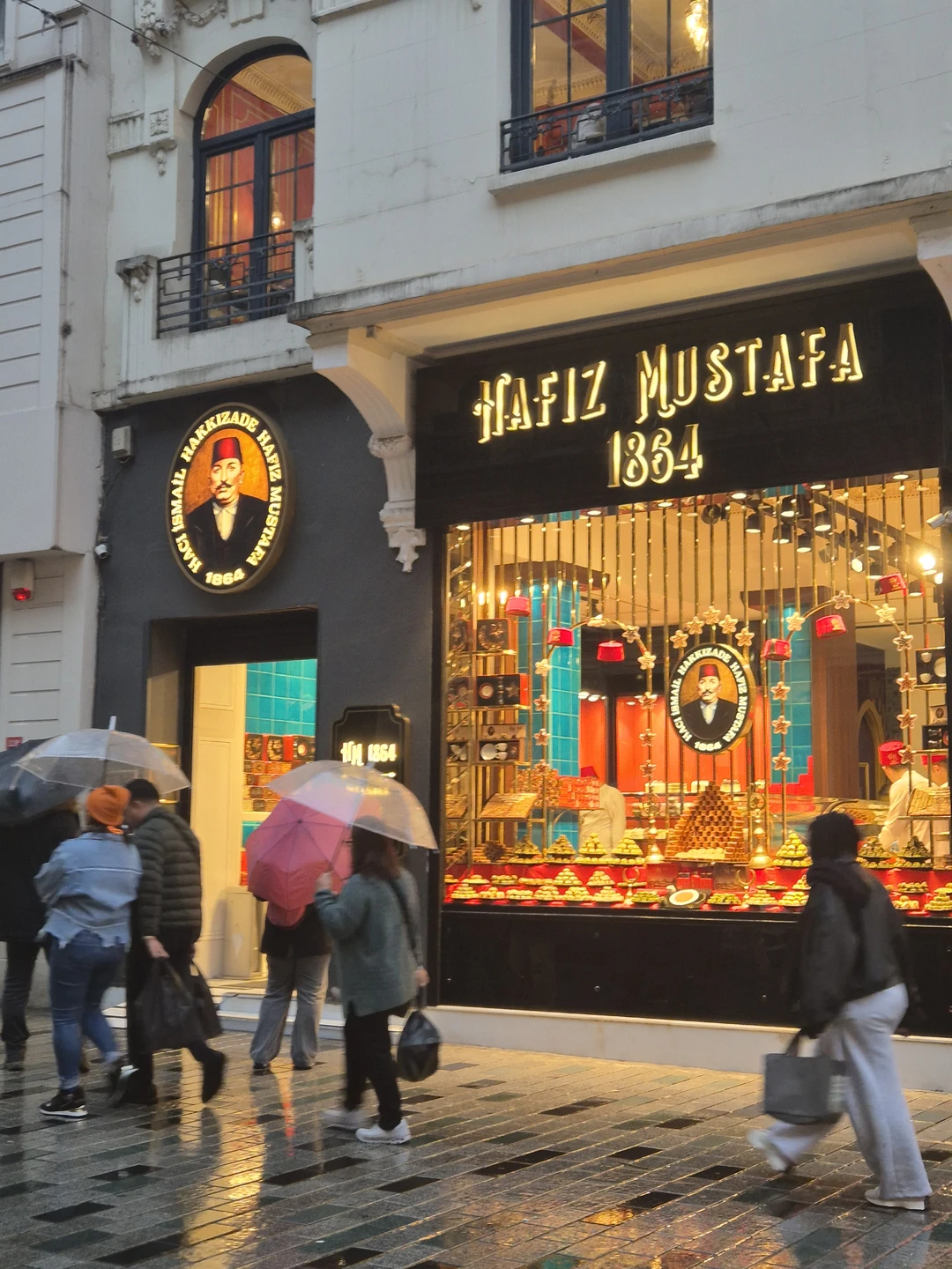 Жанна уже много лет живет и работает в Стамбуле и очень хорошо знает "тайные" места. Благодаря