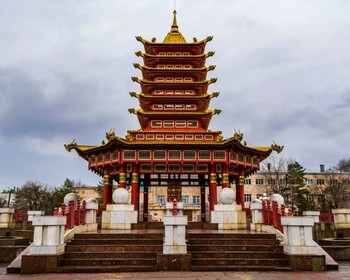 Любуемся тюльпанами и наблюдаем за птицами, "Одинокий тополь", "Золотая обитель Будды Шакьямуни", прогулка по Элисте