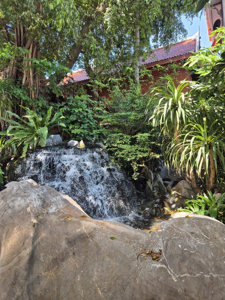 Спасибо огромное Яне за экскурсию! Побывали в красивом комплексе храмов, прокатались на лодочке, прогулялись по необычной