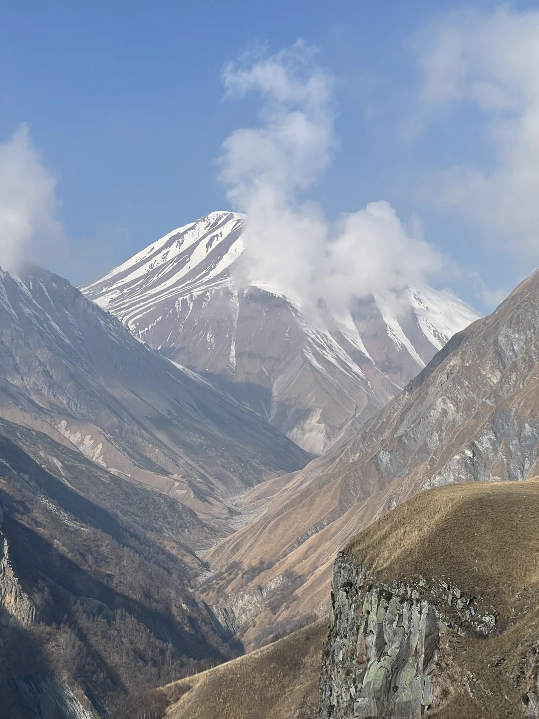 Зураб провел замечательную экскурсию по одним из самых живописных мест Грузии. Пейзажи за окном невероятно радовали