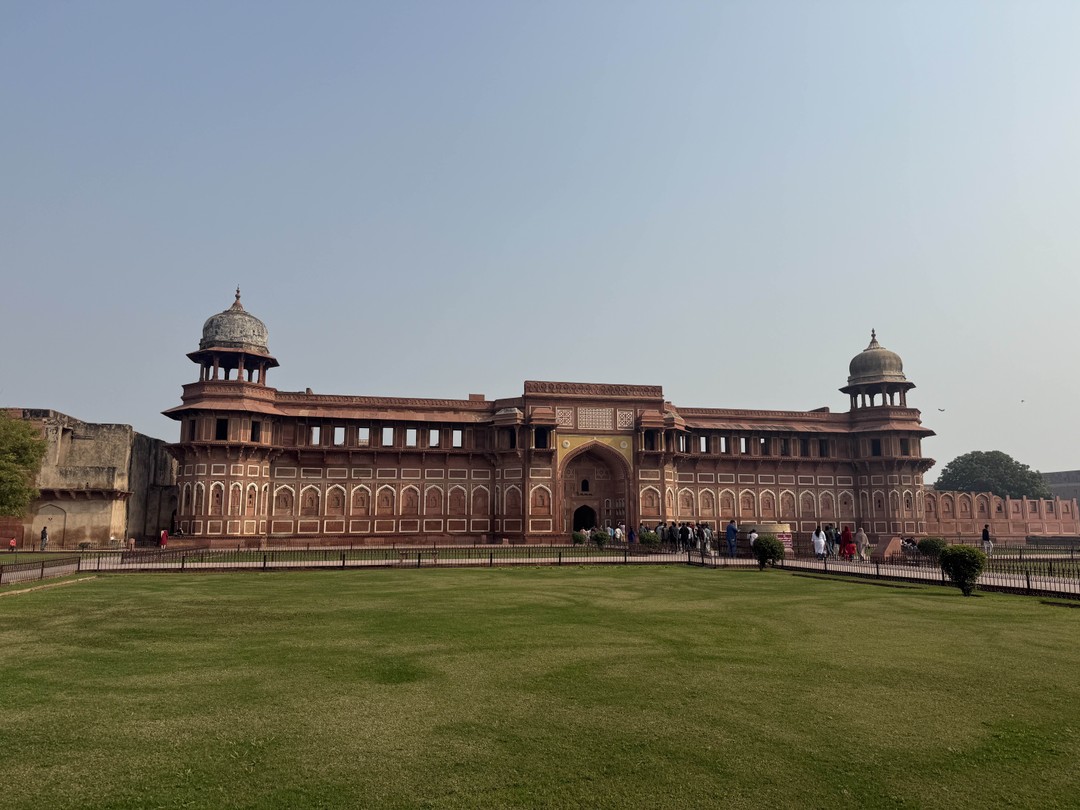 Экскурсия нам очень понравилась - было всё интересно и ритмично. Забрав из аэропорта, договорившись с организатором