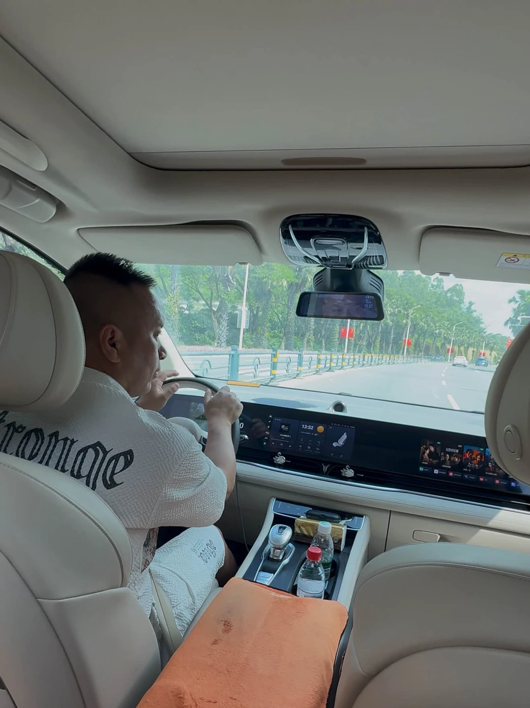 Трансфер замечательный. Нас встретил русскоговорящий гид. Принял чемоданы, проводил до автомобиля, все рассказал и объяснил. В