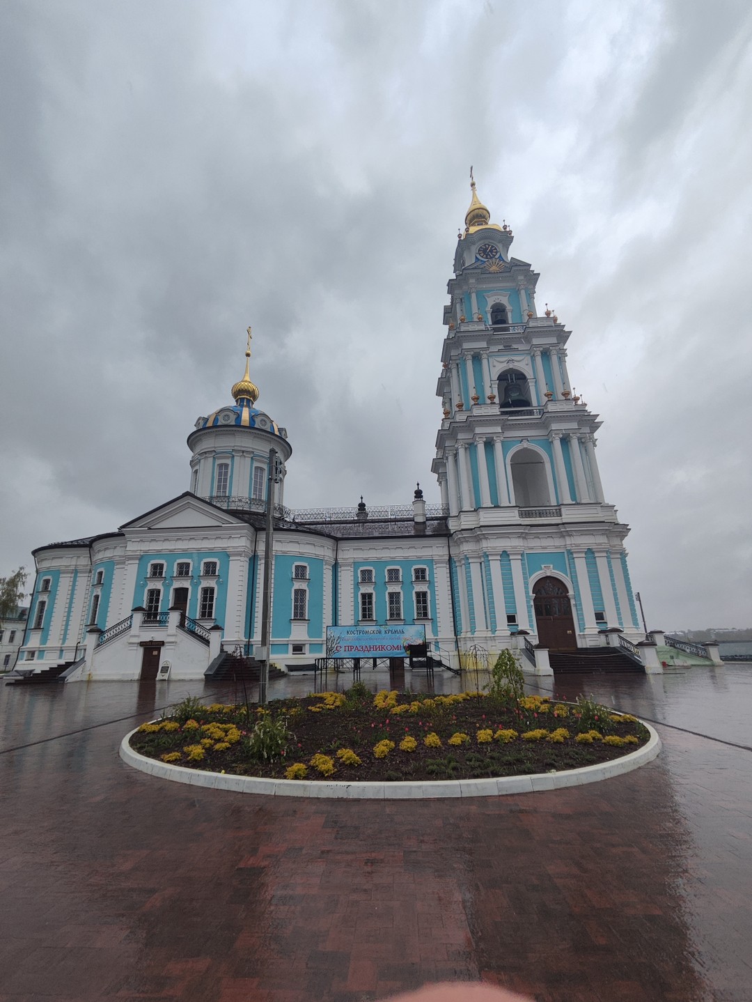 Дождь, но мы все 2 часа с интересом слушали Юлию, даже намека не было на укорочение