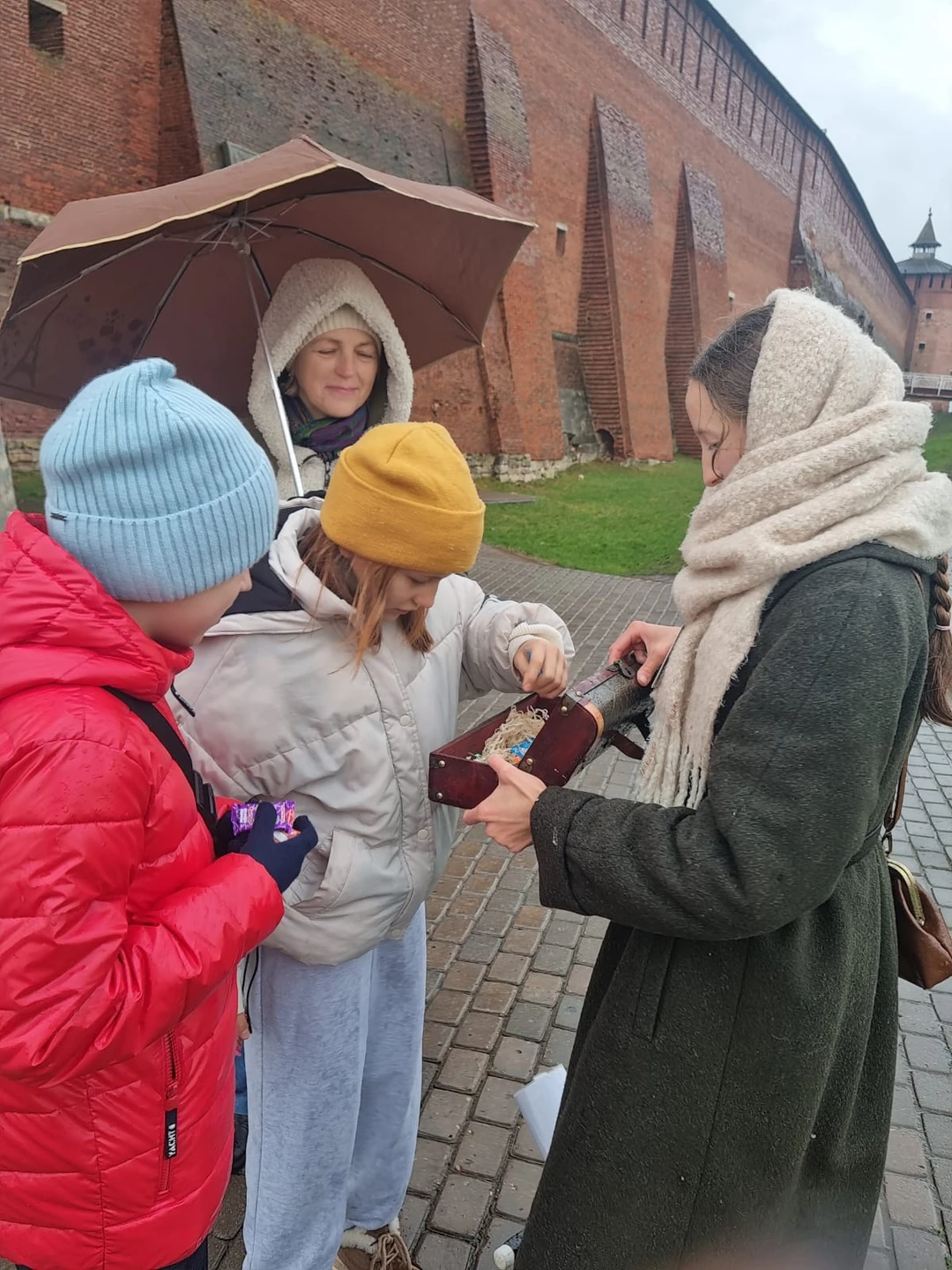 Превосходную программу провела для 11-летних детей в ужасную погоду великолепная Варвара