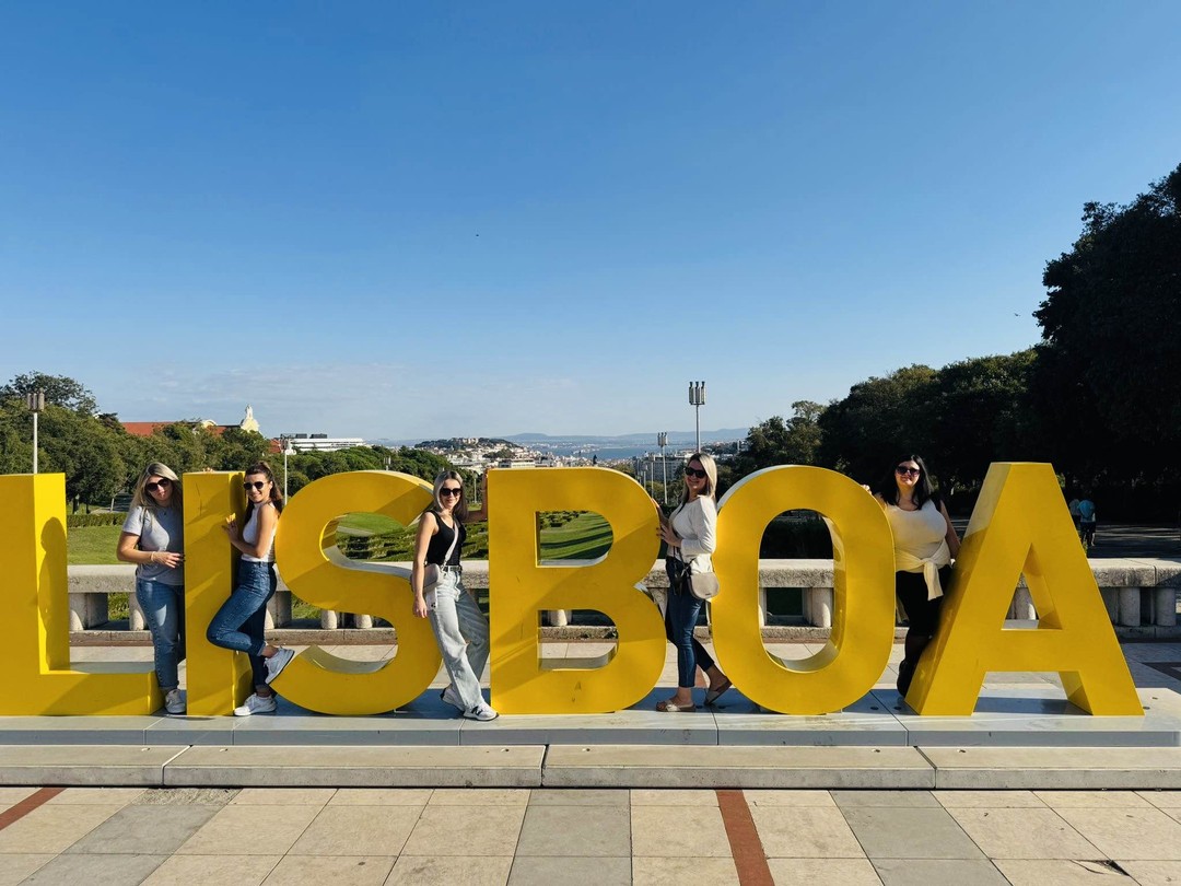 Нашу экскурсия провела Татьяна. К сожалению наш рейс задержали на час. Тем не менее нас всё