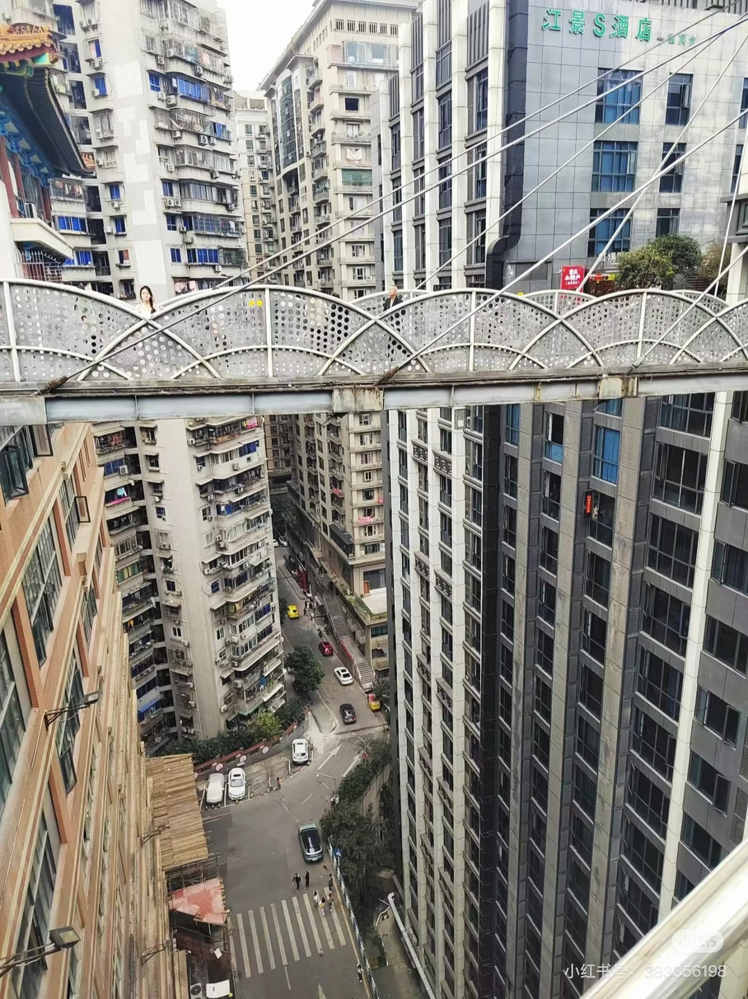 Мы провели великолепную экскурсию по Чунцину с нашим гидом Диего! Храм Лохань был спокойным и атмосферным