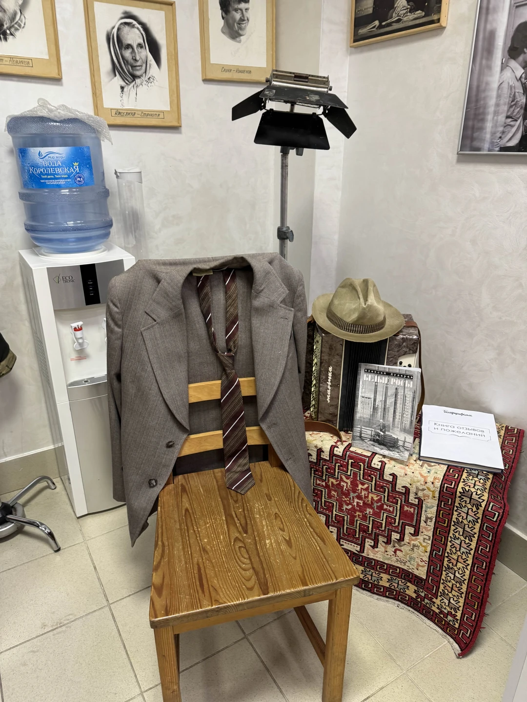 Отличная экскурсия на киностудию! Виталий — прекрасный рассказчик: столько интересных фактов и закулисных историй. Время пролетело незаметно