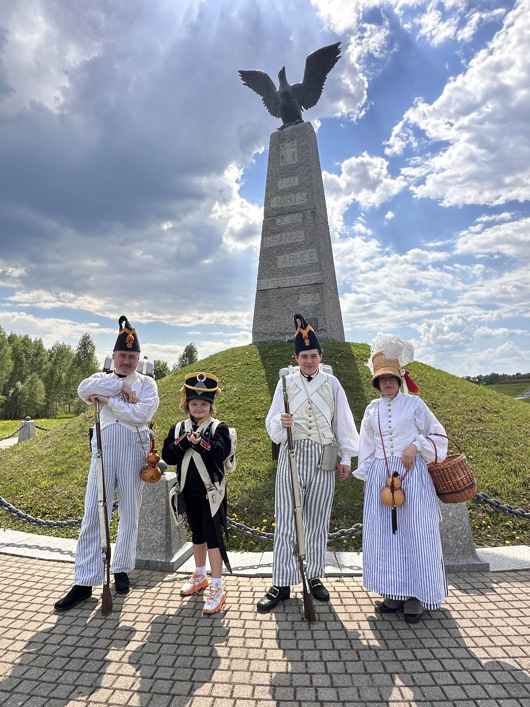 Прекрасный экскурсовод) мы с дочкой в восторге 😄 Примерили форму наших и французов, повстречались с Наполеоном
