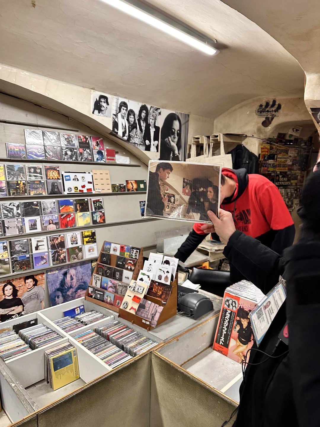 Побывали сегодня на экскурсии (21.01.26г), просто безумно понравилась!!! Мужу предоставили свитер как у Данилы Багрова, что