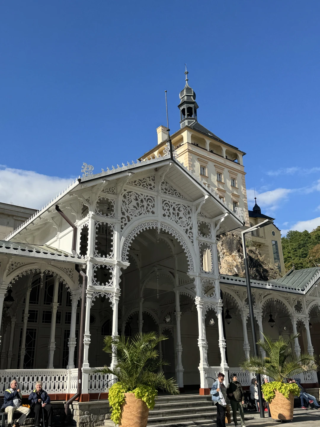 Недавно побывали на экскурсии из Праги в Карловы Вары и замок Локет — это было просто