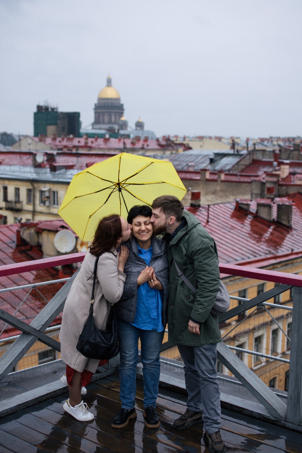 Мы брали фотопрогулку для троих. Мама и взрослая пара