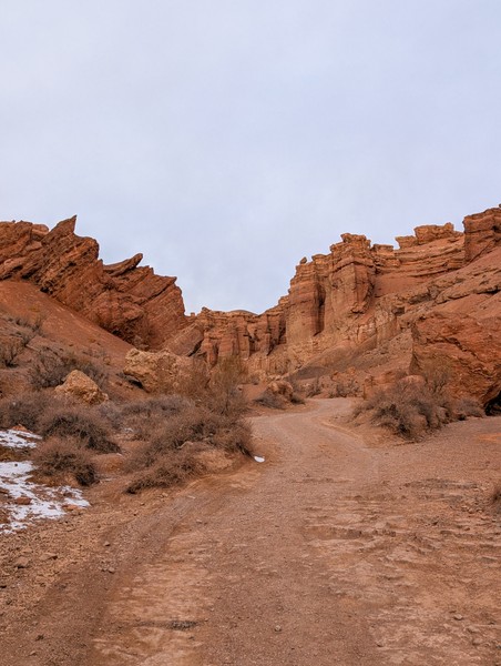 Очень комфортная экскурсия в мини-группе. Отлично выстроен тайминг, на Чарынский каньон приехали в 8:00, до наплыва