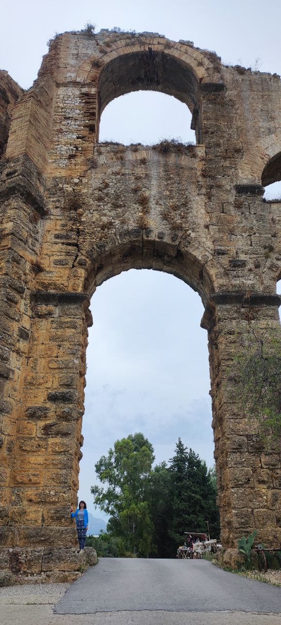 Ездили с Угуром в Аспендос и Перге. Это была отличная, интересная экскурсия, Угур глубоко знает и