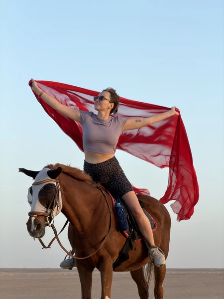 Просто замечательная вечерняя прогулка. Все так душевно. Сначала мы приехали на ферму, познакомились со всему ее