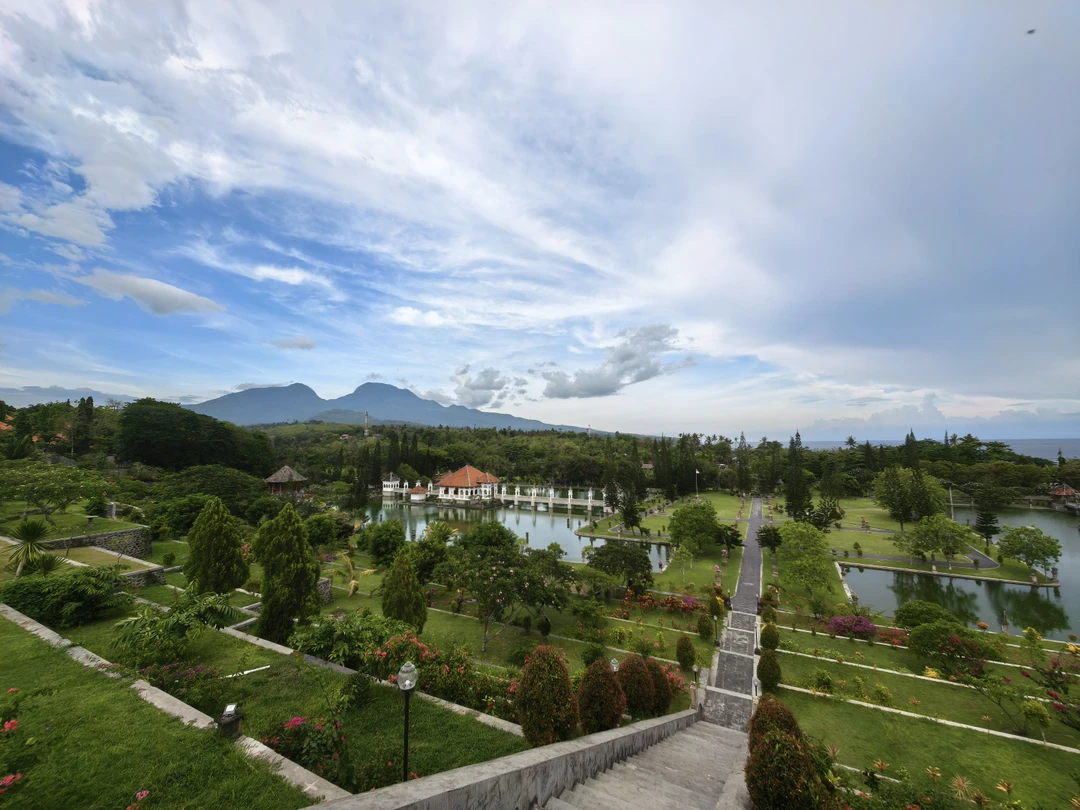 Экскурсия прошла отлично. Проводил нам её русскоговорящий балиец Яна Бали. Встретил с отеля, пока ездили между