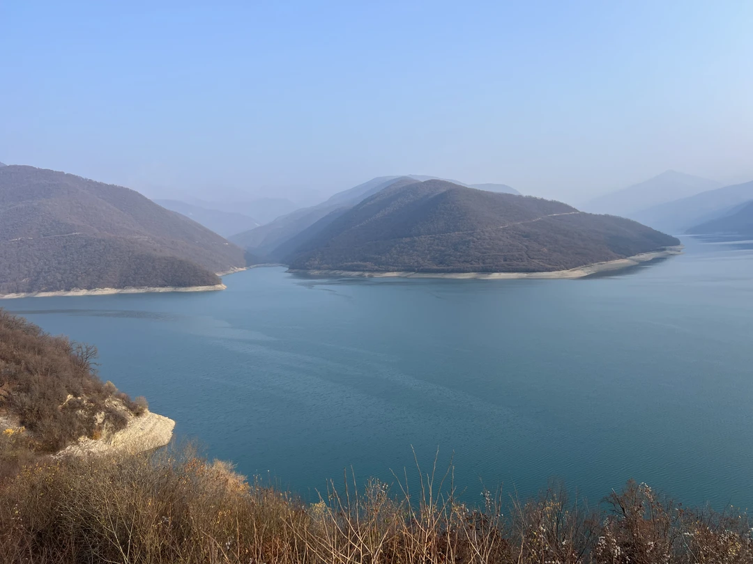 Зураб провел замечательную экскурсию по одним из самых живописных мест Грузии. Пейзажи за окном невероятно радовали
