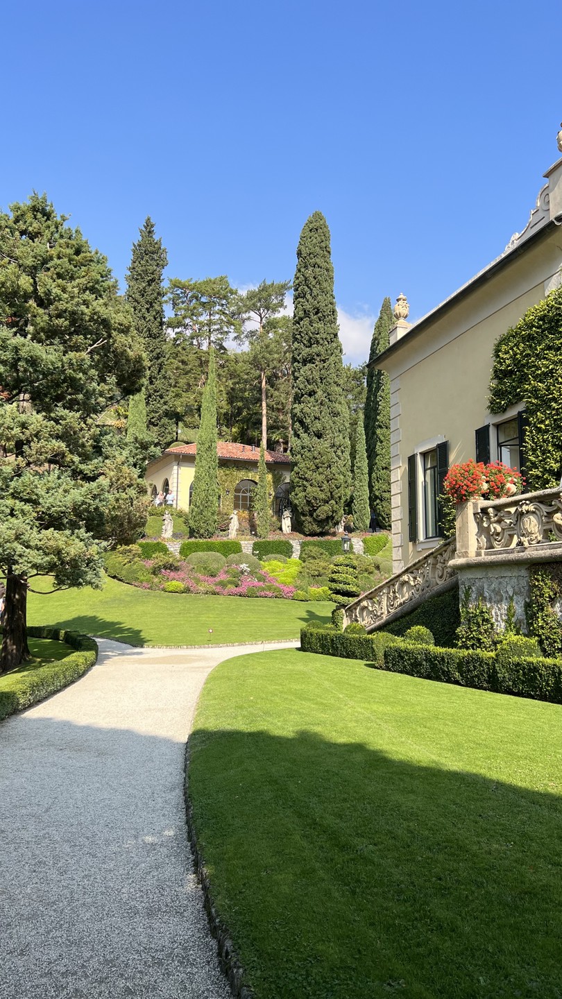 Алексей интеллигентный, образованный и очень интересный гид, узнавать озеро Комо с ним было одно удовольствие. Рассказал