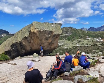 Висячий камень, озёра, скалы, перевал Художников и рододендроны