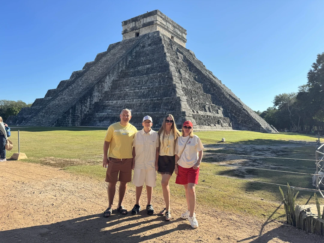 Экскурсия с Александром очень понравилась. Он очень хороший рассказчик, преподносит информацию интересно, подробно и не скучно