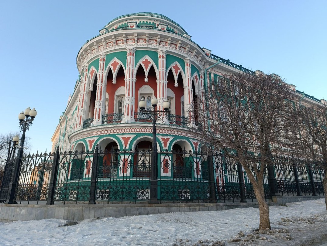 Были впервые в г. Екатеринбург, приезжали на пару дней и заранее задумались о бронировании экскурсии. Долго
