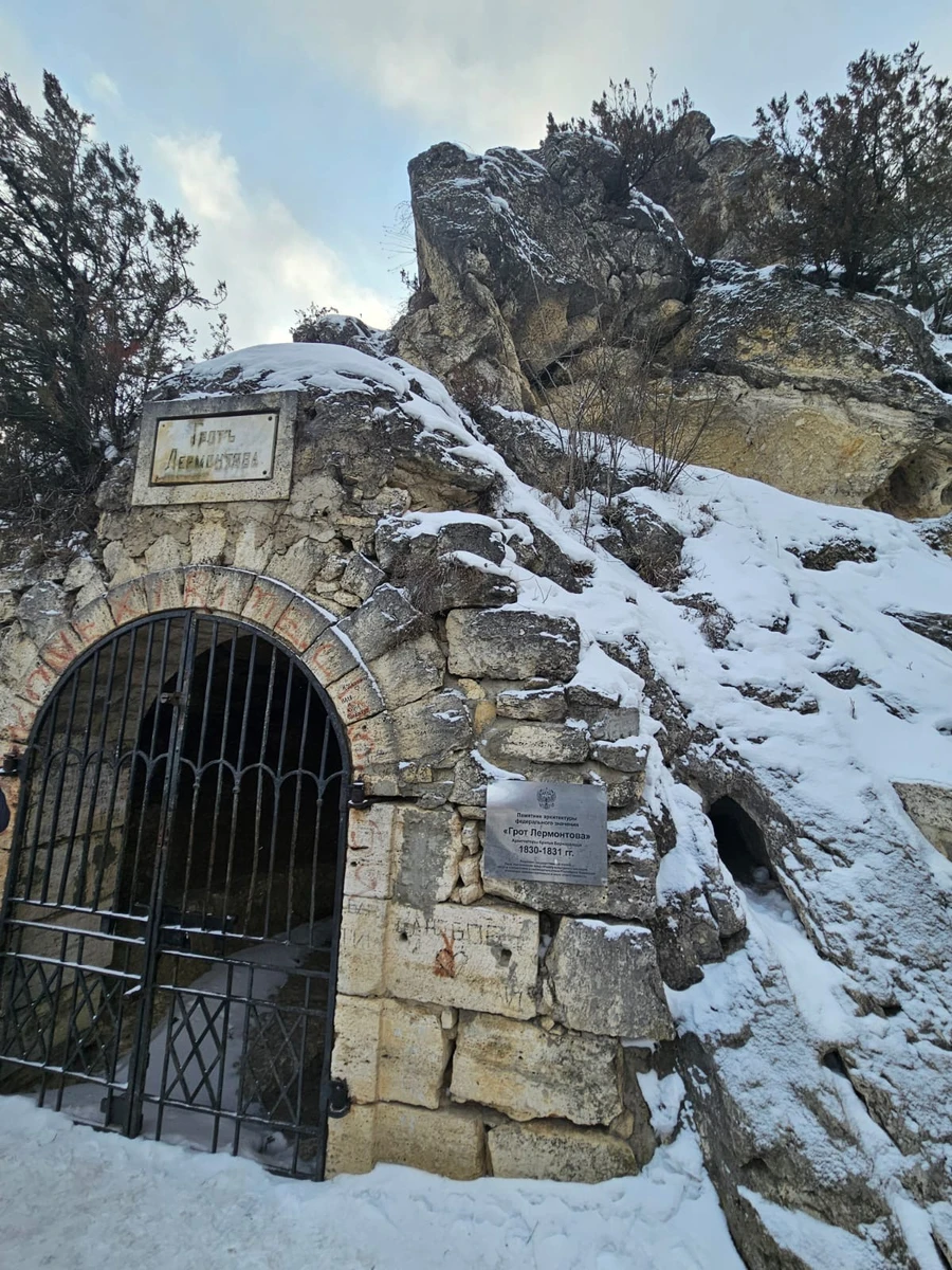 Виктор встретил нас в аэропорту Мин вод, и мы поехали на экскурсию в Пятигорск. Он очень