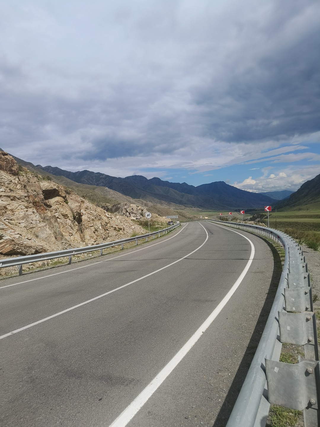 Посетили вместе с гидом Ириной две экскурсии: Чуйский тракт и поездку в Чемал вдоль реки Катуни