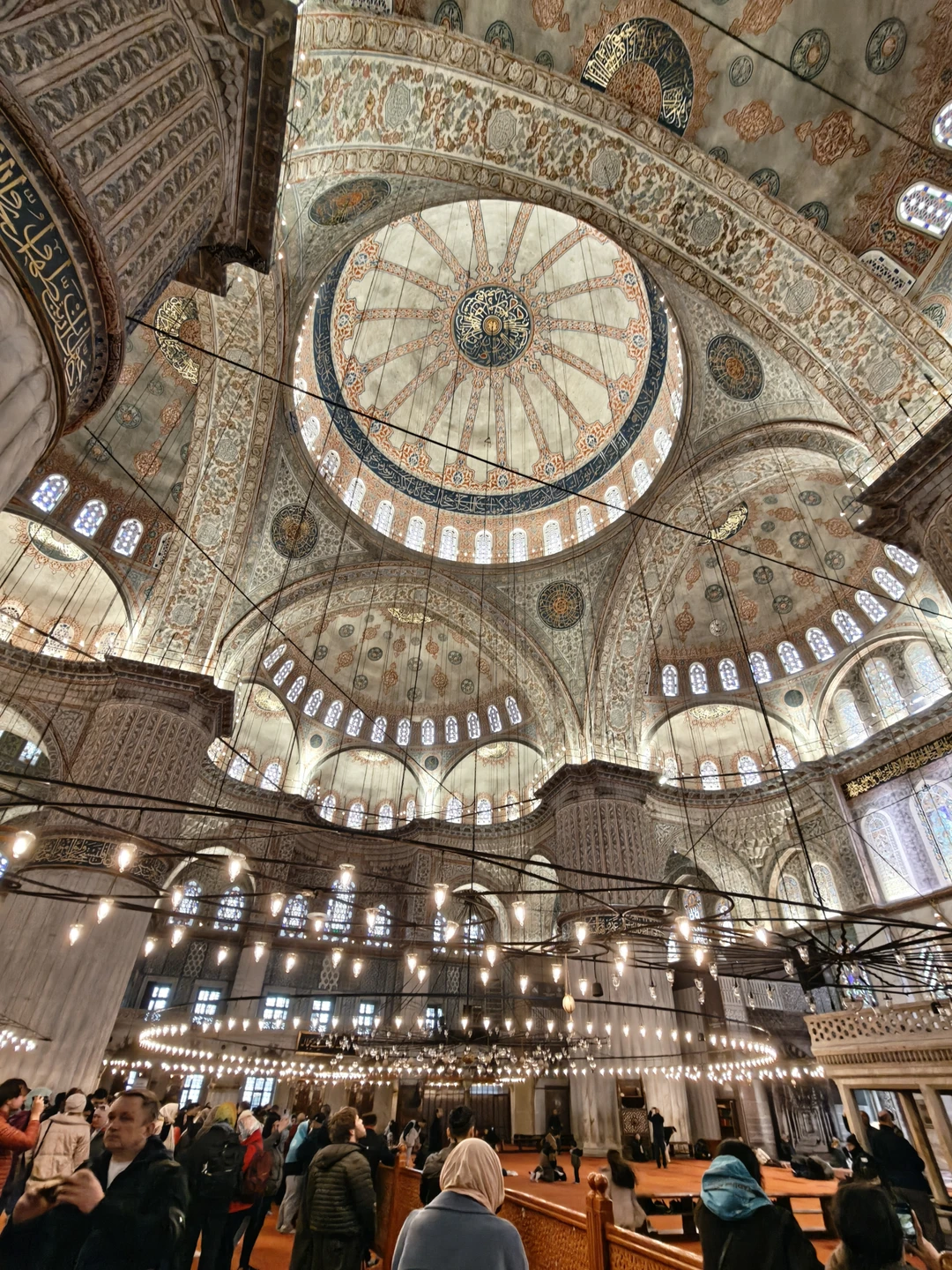 Экскурсию проводил Ислам. Гид очень впечатлил своими знаниями, в деталях рассказал о каждой достопримечательности, при этом