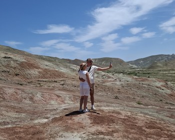 Розовое озеро, горы Хызы и гора Бешбармаг