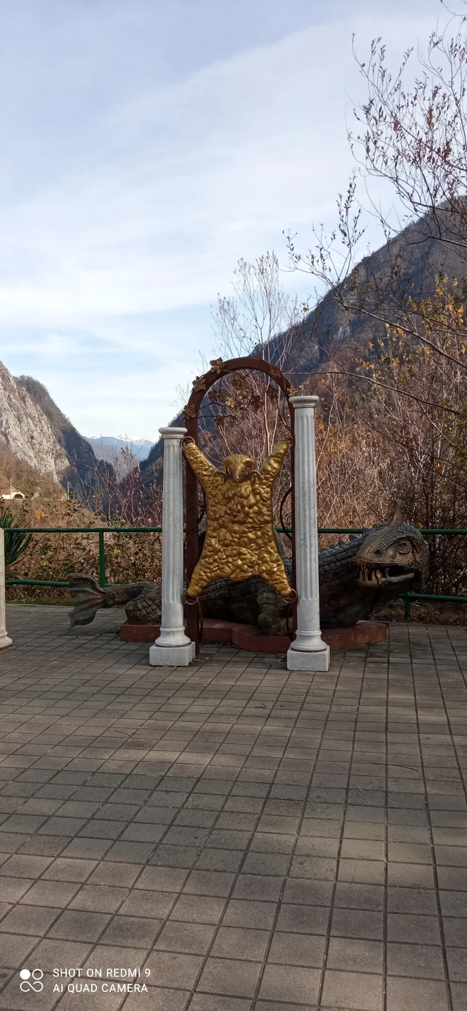 Хочется поблагодарить за увлекательную экскурсию отличного гида Марину с предельно аккуратным водителем. Все соответствовало ожиданиям и