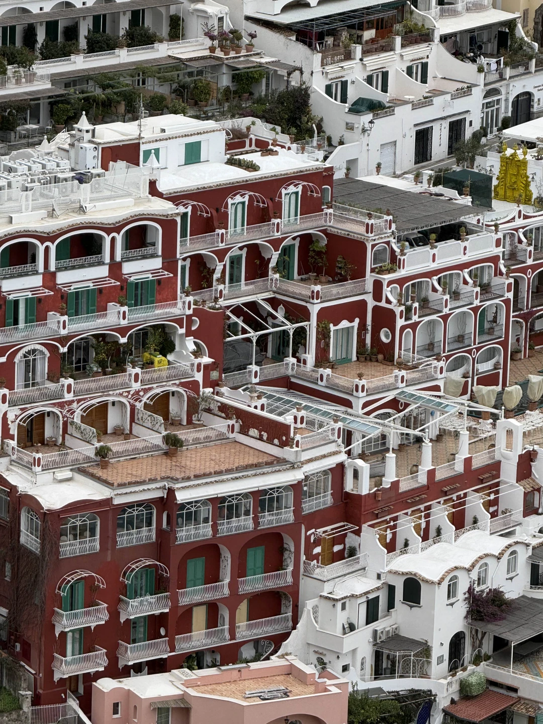 Павел прекрасный экскурсовод с великолепными знаниями истории. Наша поездка оставила неизгладимые, восторженные эмоции. Он показал нам