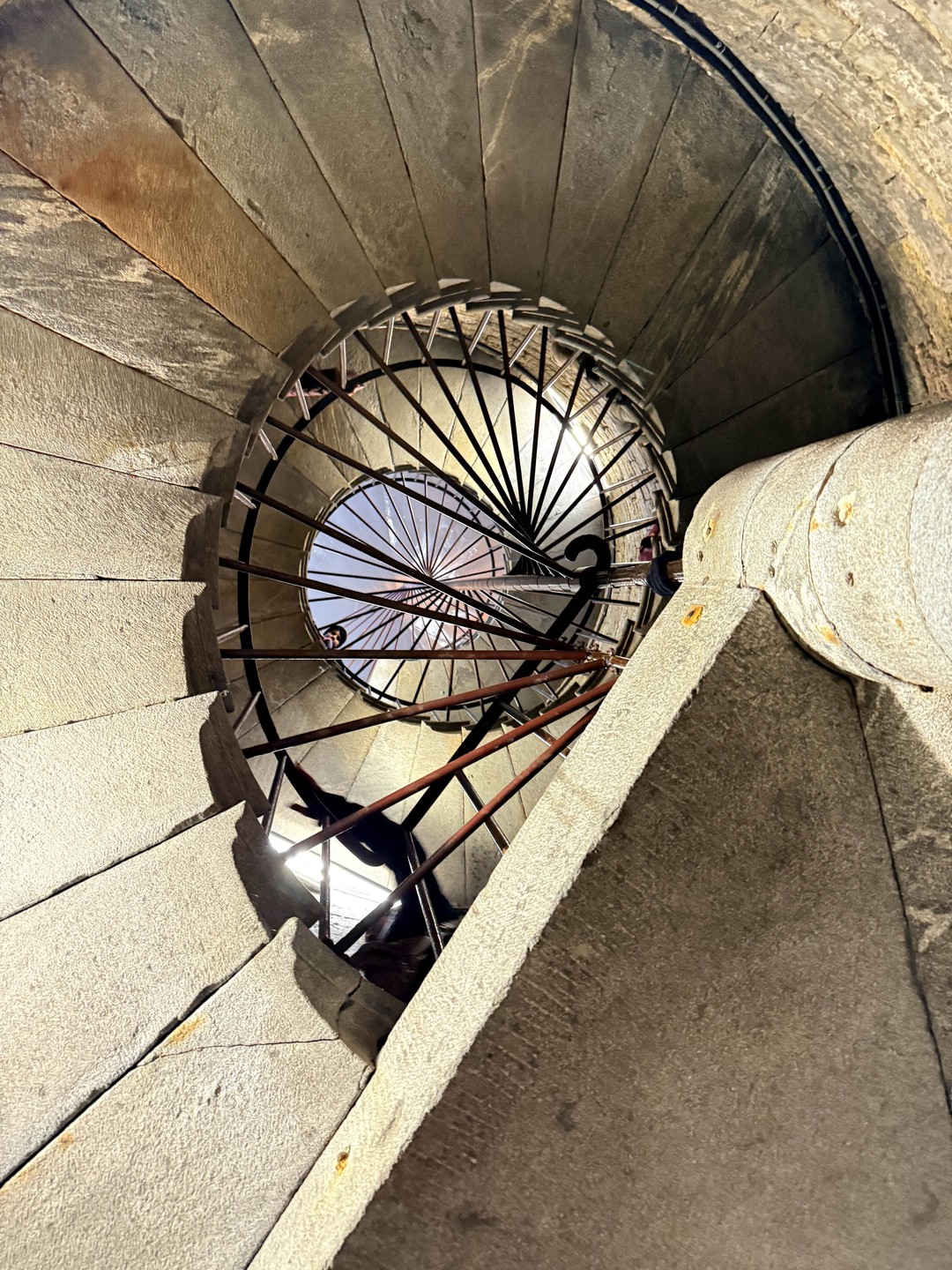 Автобус чистый, удобный! Экскурсовод интересно, структурировано рассказывает, между остановками небольшие переезды, не успеваешь заскучать. В холодное