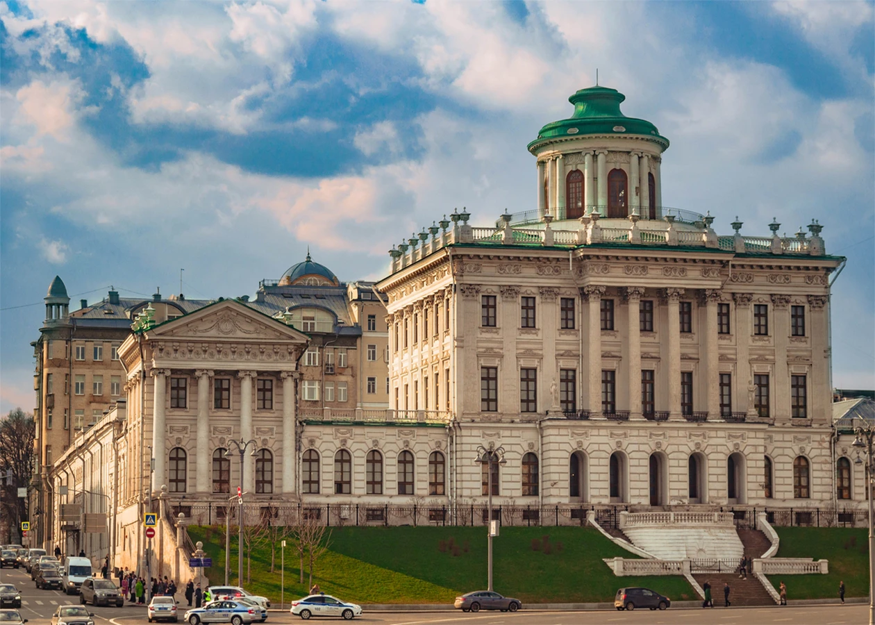 Обзорная автомобильная экскурсия по Москве с двумя гидами