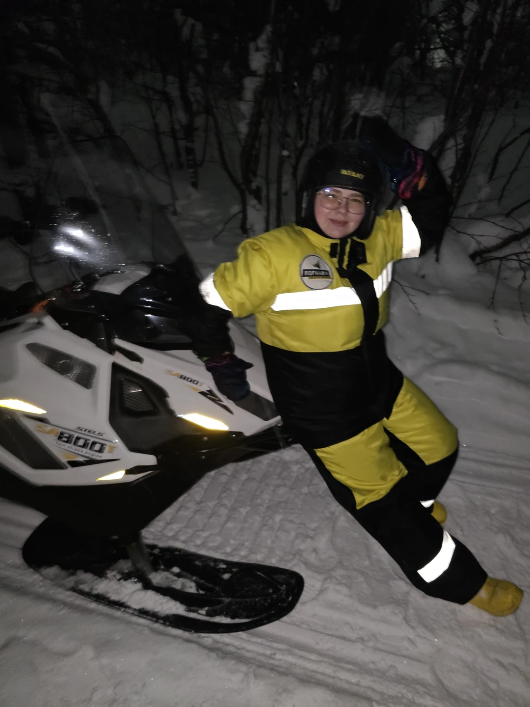 Брали вечернюю экскурсию. Впервые с подругой сели на снегоход. Страшно было капец, но наш гид Михаил