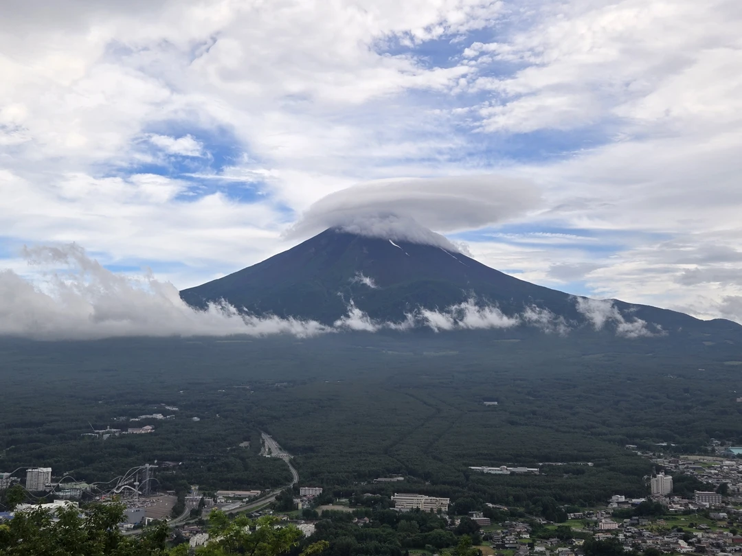 Прекрасная экскурсия. Не повезло с погодой - во время поездки к Фудзи начался сильный дождь и