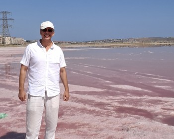 Розовое озеро, горы Хызы и гора Бешбармаг