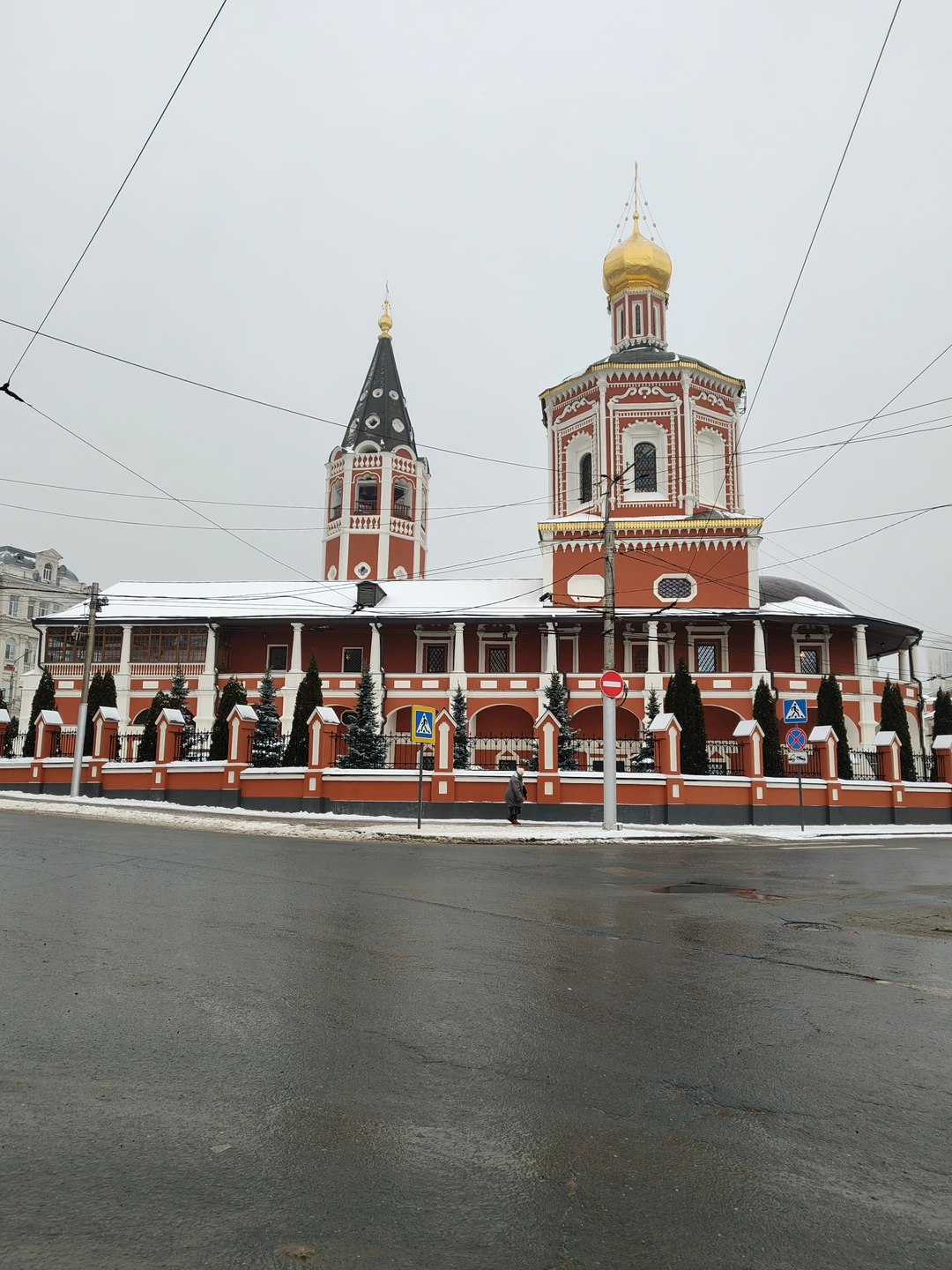 Искренне советую для знакомства с городом Марию Миронову. Академические знания, любовь к городу и краю гармонично