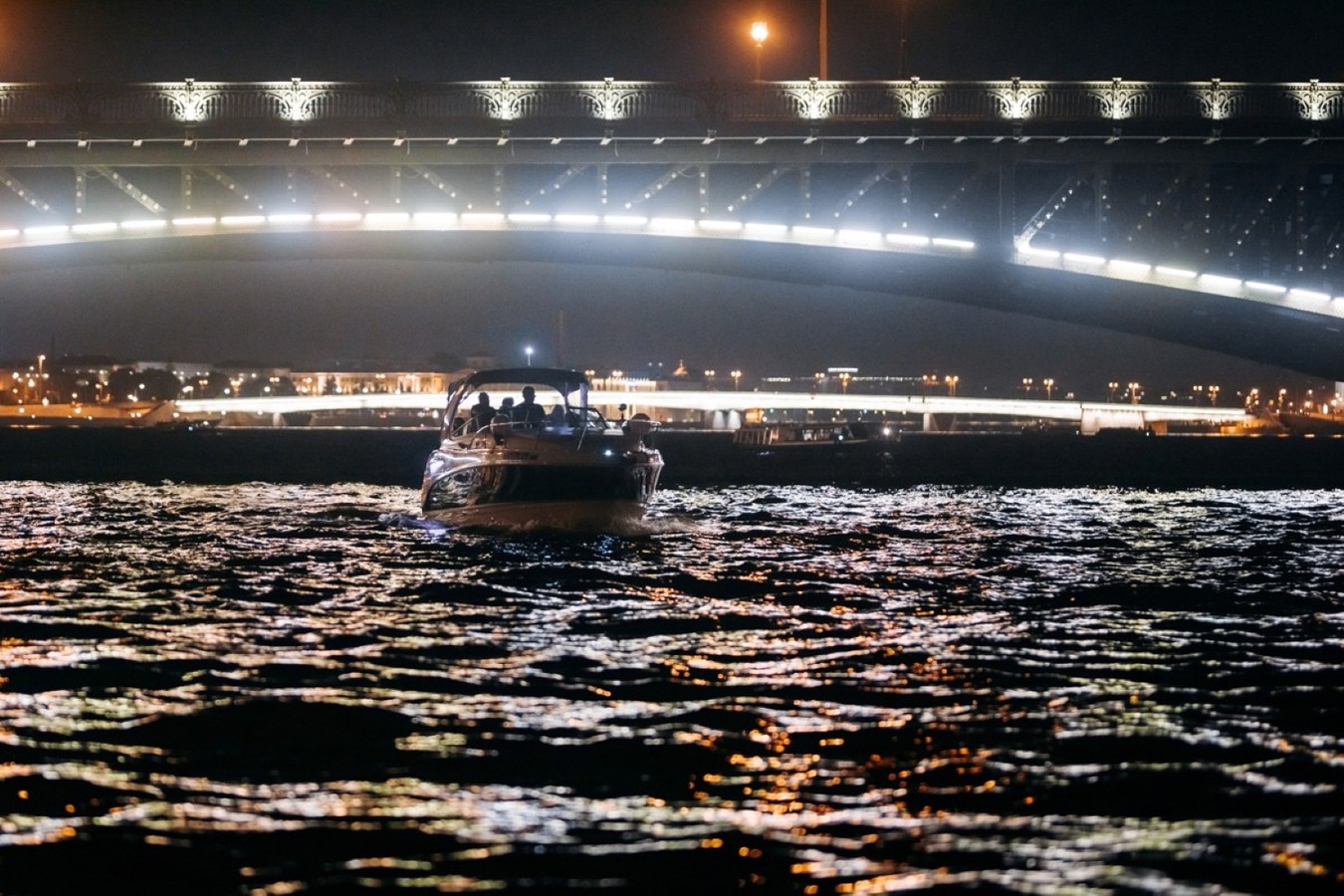 Ночная прогулка на катере к разводным мостам